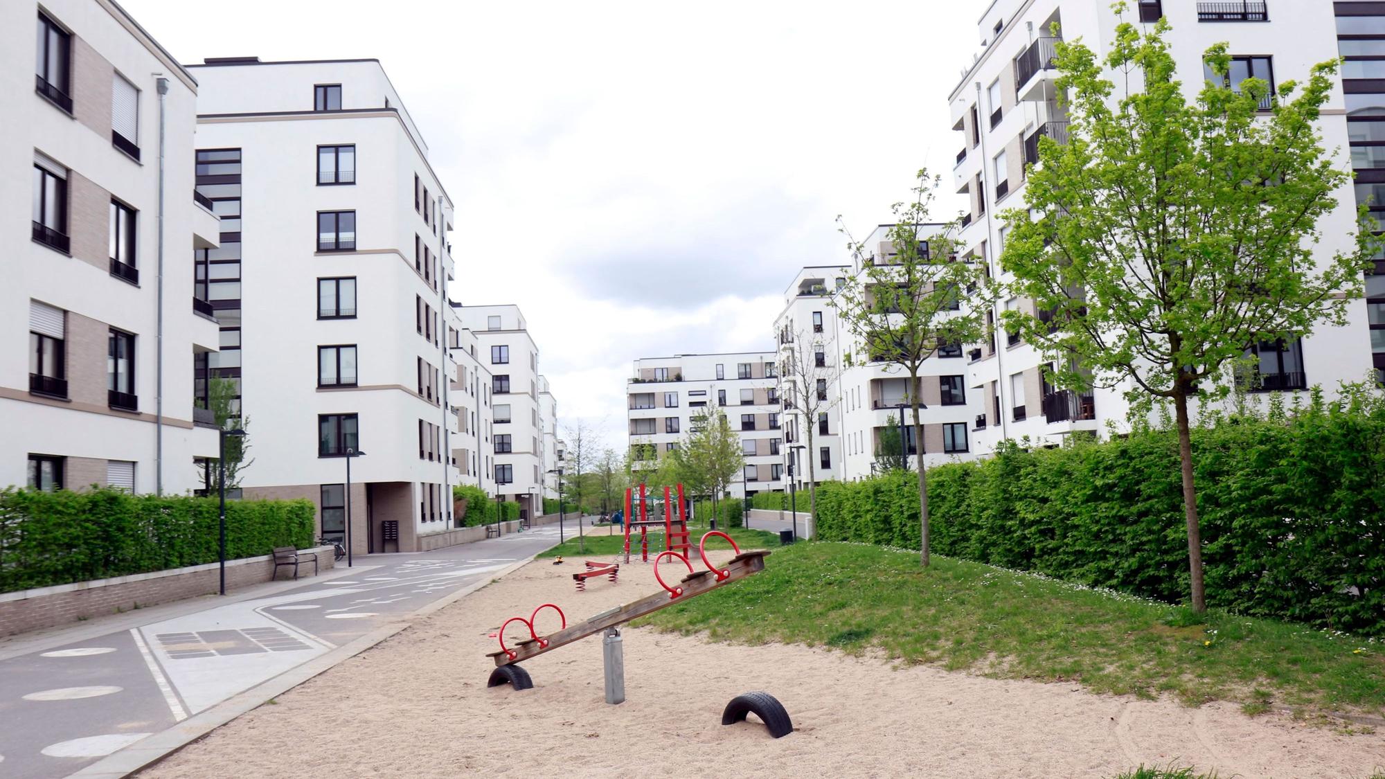 Eine Häuserfront eines neu gebauten Gebäudes in Köln.