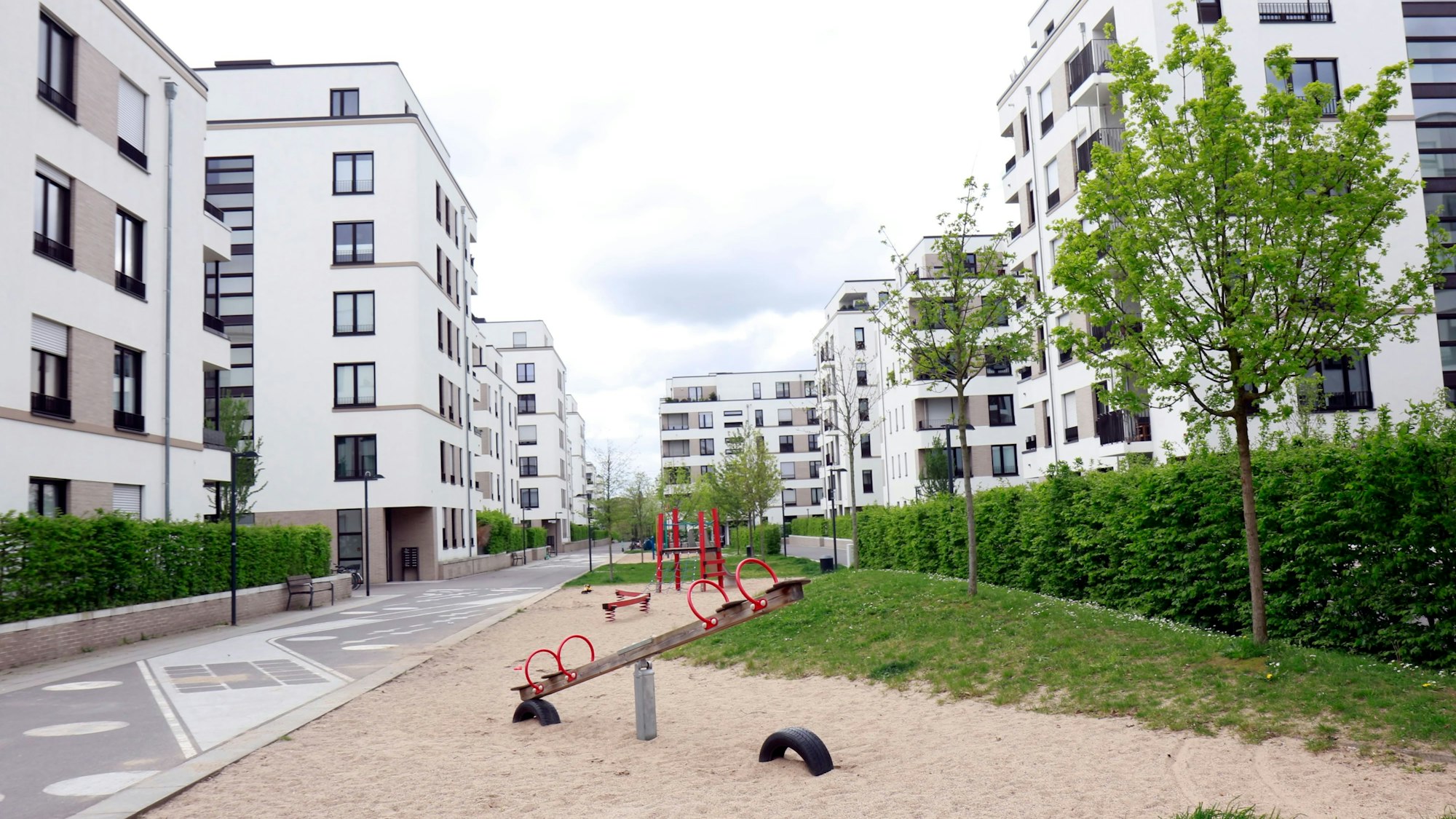 Eine Häuserfront eines neu gebauten Gebäudes in Köln.