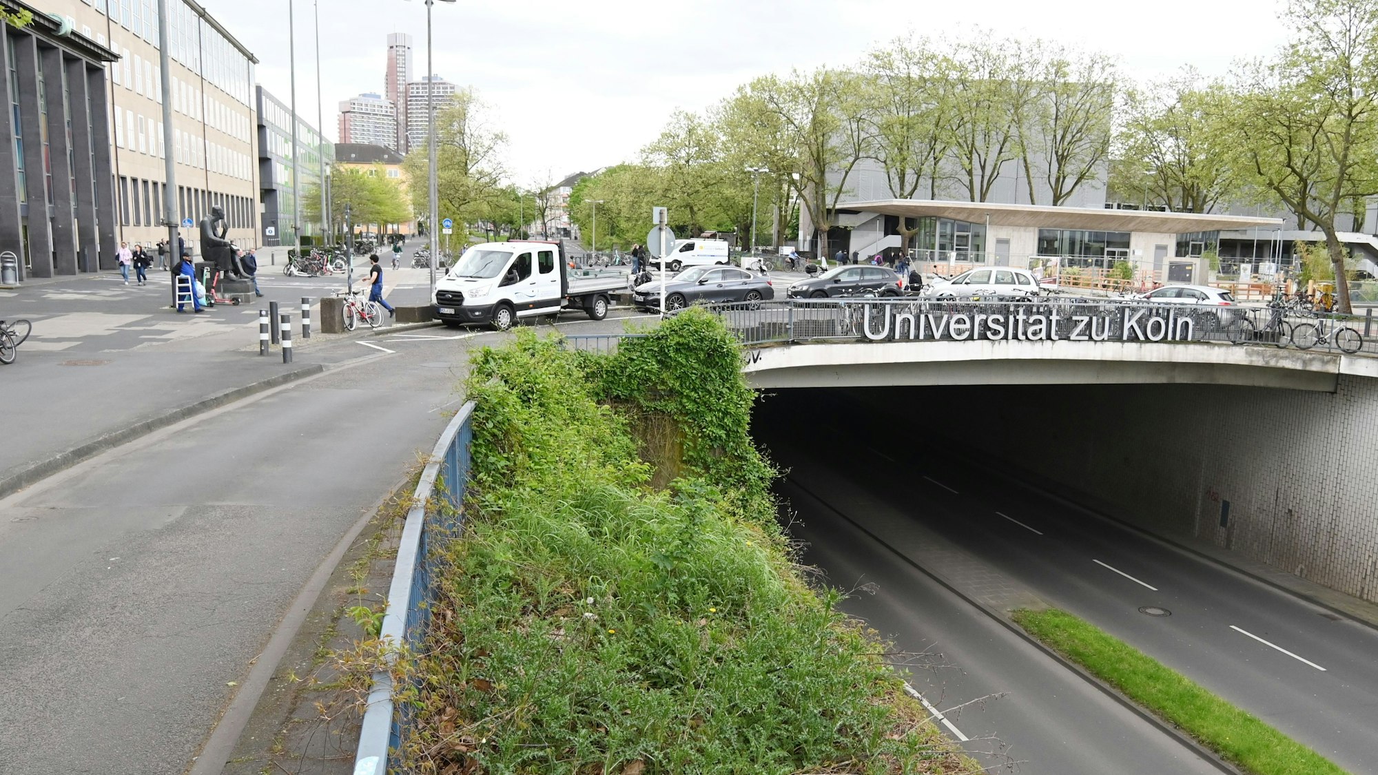 15.04.2024 Köln. Die Stadt will ihre Flächen des Albertus-Magnus-Platzes neugestalten. Foto: Alexander Schwaiger