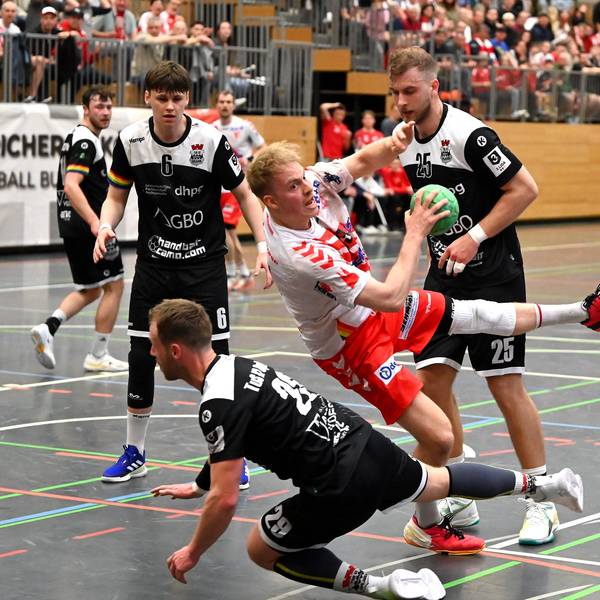 12.04.2024, Handball-Longericher SC - TuS Opladen
vorne: Markus Sonnenberg (Opladen)
mitte: Malte Nolting (Longerich)
rechts: Fynn Johannmeyer (Opladen)
Foto: Uli Herhaus