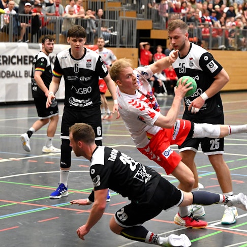 12.04.2024, Handball-Longericher SC - TuS Opladen
vorne: Markus Sonnenberg (Opladen)
mitte: Malte Nolting (Longerich)
rechts: Fynn Johannmeyer (Opladen)
Foto: Uli Herhaus