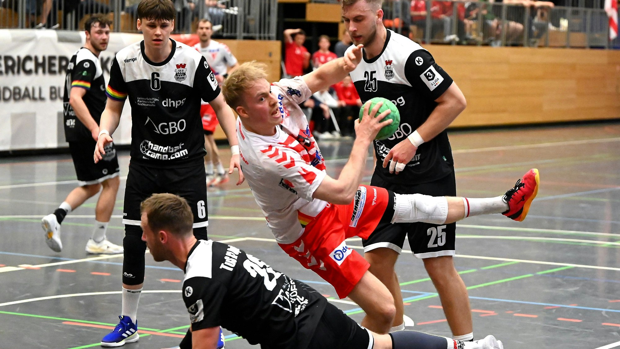 12.04.2024, Handball-Longericher SC - TuS Opladen
vorne: Markus Sonnenberg (Opladen)
mitte: Malte Nolting (Longerich)
rechts: Fynn Johannmeyer (Opladen)
Foto: Uli Herhaus