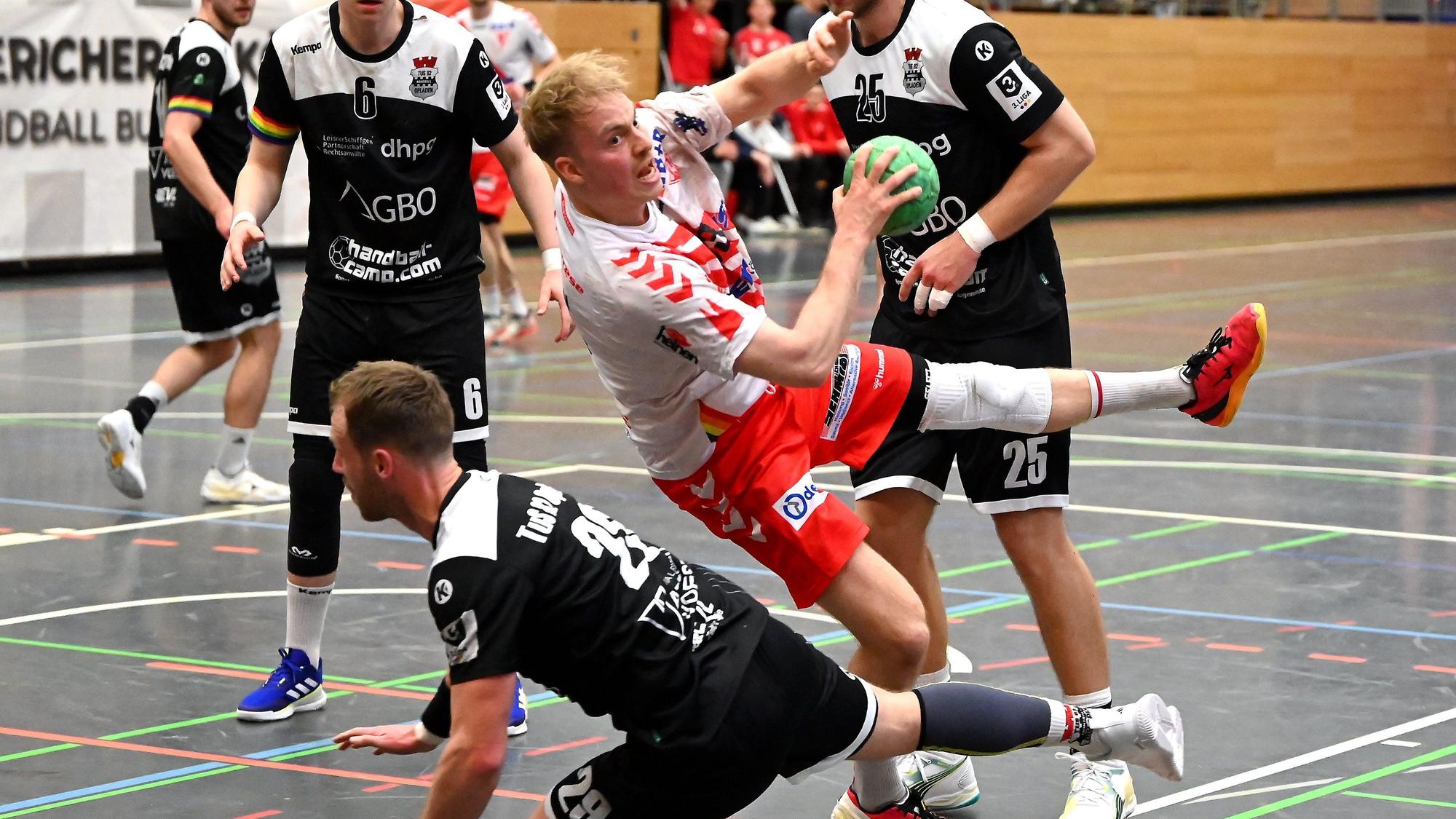 12.04.2024, Handball-Longericher SC - TuS Opladen
vorne: Markus Sonnenberg (Opladen)
mitte: Malte Nolting (Longerich)
rechts: Fynn Johannmeyer (Opladen)
Foto: Uli Herhaus