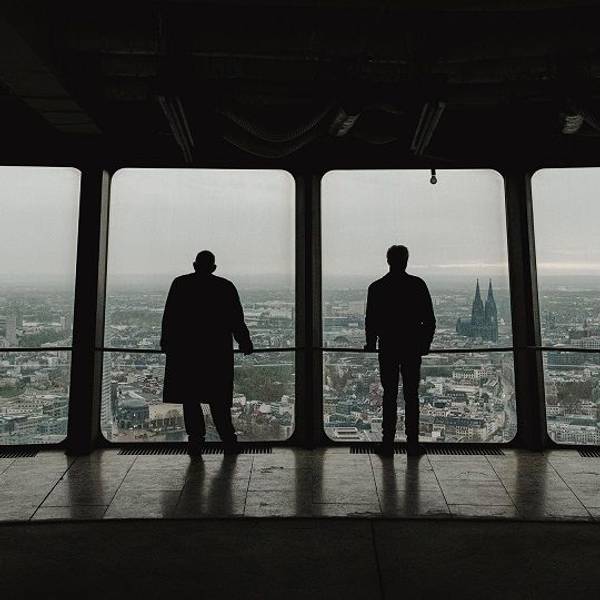 Zwei Silhouetten von hinten mit Ausblick auf Köln aus dem Colonius.