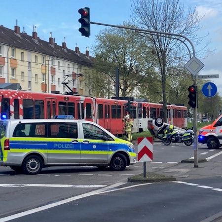 Das Foto zeigt den Unfallort und die Einsatzkräfte der Feuerwehr.