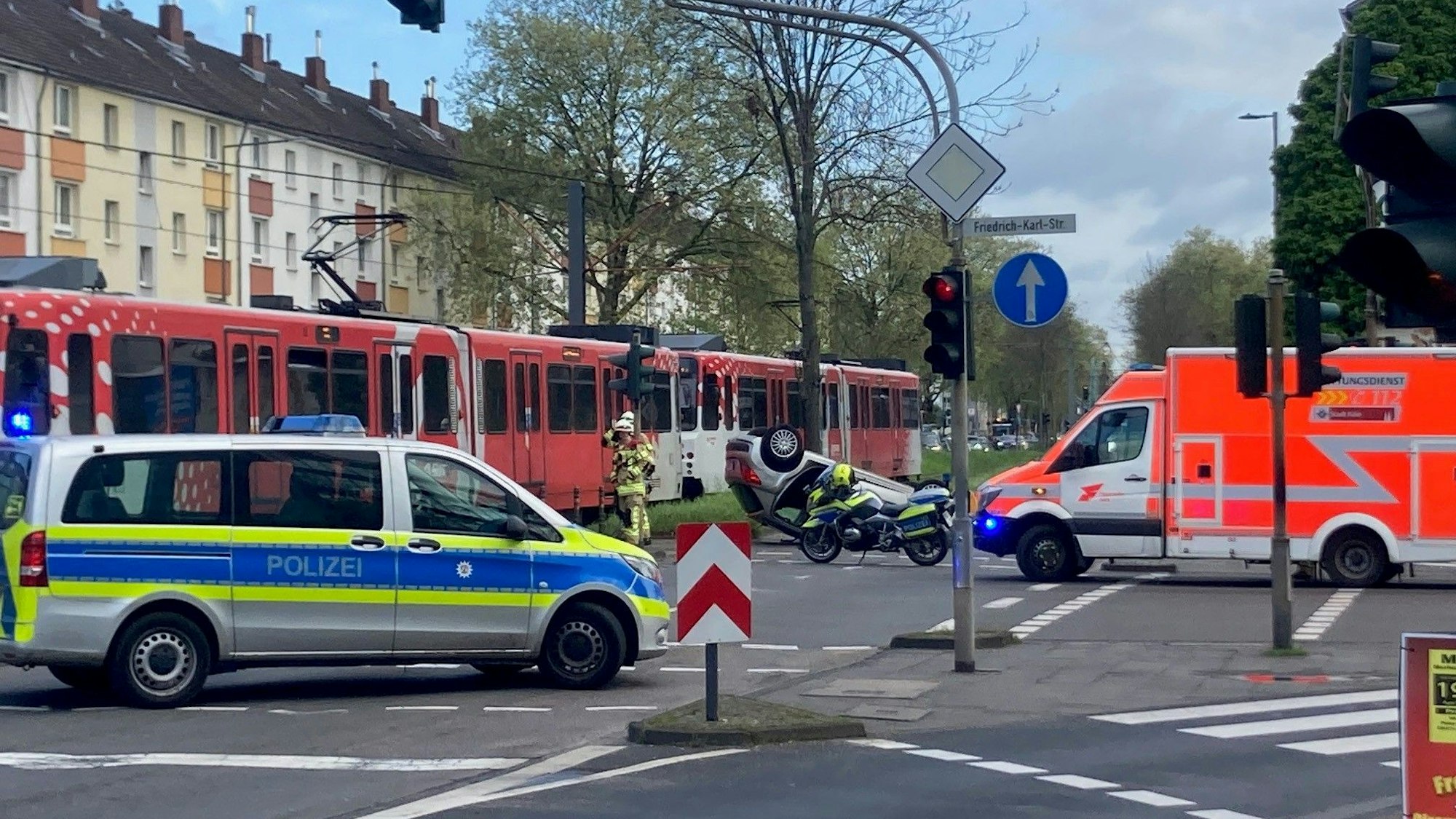 Das Foto zeigt den Unfallort und die Einsatzkräfte der Feuerwehr.