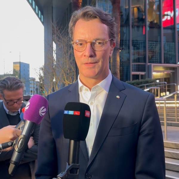 SCREENSHOT - 14.04.2024, USA, Los Angeles: Hendrik Wüst, Ministerpräsident von Nordrhein-Westfalen, äußert sich am Abend des 14.04.2024 (Ortszeit) vor Journalisten. Schwerpunkte der USA-Reise des Ministerpräsidenten sind Künstliche Intelligenz und Entwicklungsmöglichkeiten im Rheinischen Revier. Foto: Stella Venohr/dpa +++ dpa-Bildfunk +++