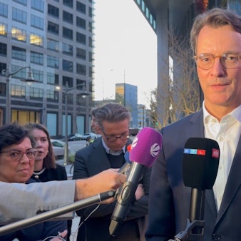 SCREENSHOT - 14.04.2024, USA, Los Angeles: Hendrik Wüst, Ministerpräsident von Nordrhein-Westfalen, äußert sich am Abend des 14.04.2024 (Ortszeit) vor Journalisten. Schwerpunkte der USA-Reise des Ministerpräsidenten sind Künstliche Intelligenz und Entwicklungsmöglichkeiten im Rheinischen Revier. Foto: Stella Venohr/dpa +++ dpa-Bildfunk +++