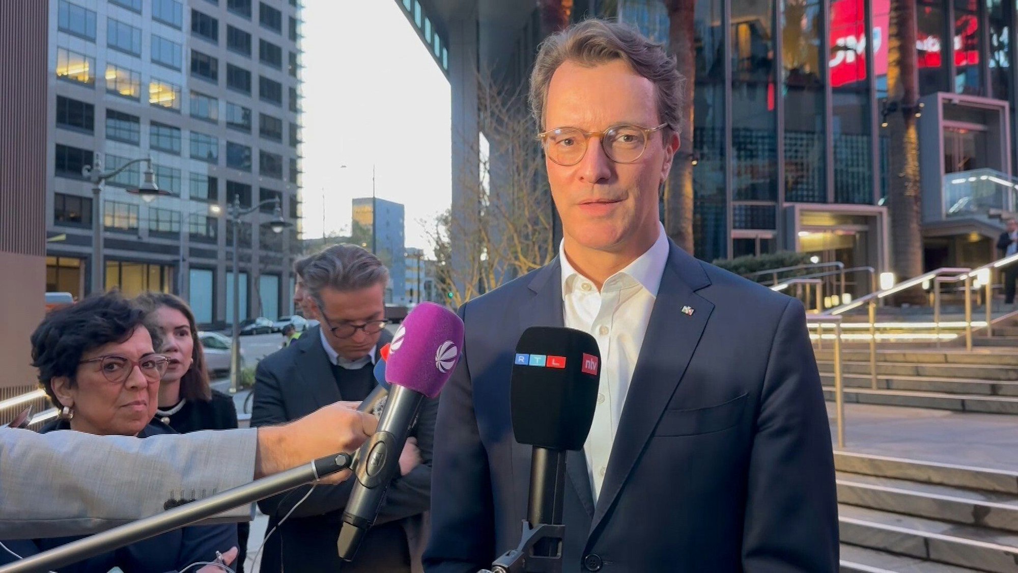SCREENSHOT - 14.04.2024, USA, Los Angeles: Hendrik Wüst, Ministerpräsident von Nordrhein-Westfalen, äußert sich am Abend des 14.04.2024 (Ortszeit) vor Journalisten. Schwerpunkte der USA-Reise des Ministerpräsidenten sind Künstliche Intelligenz und Entwicklungsmöglichkeiten im Rheinischen Revier. Foto: Stella Venohr/dpa +++ dpa-Bildfunk +++