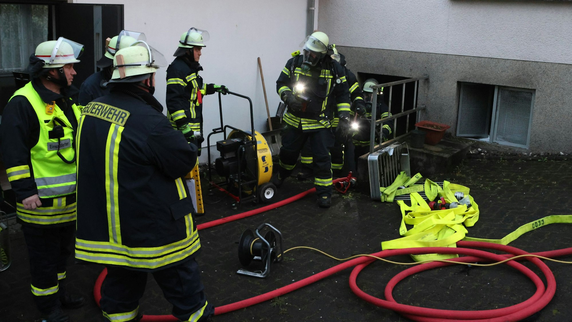 In der Morsbacher Ortschaft Rhein war der Heizungsraum eines Hauses Einsatzort für die Feuerwehr. Unser Foto zeigt die Einsatzkräfte bei der Arbeit.