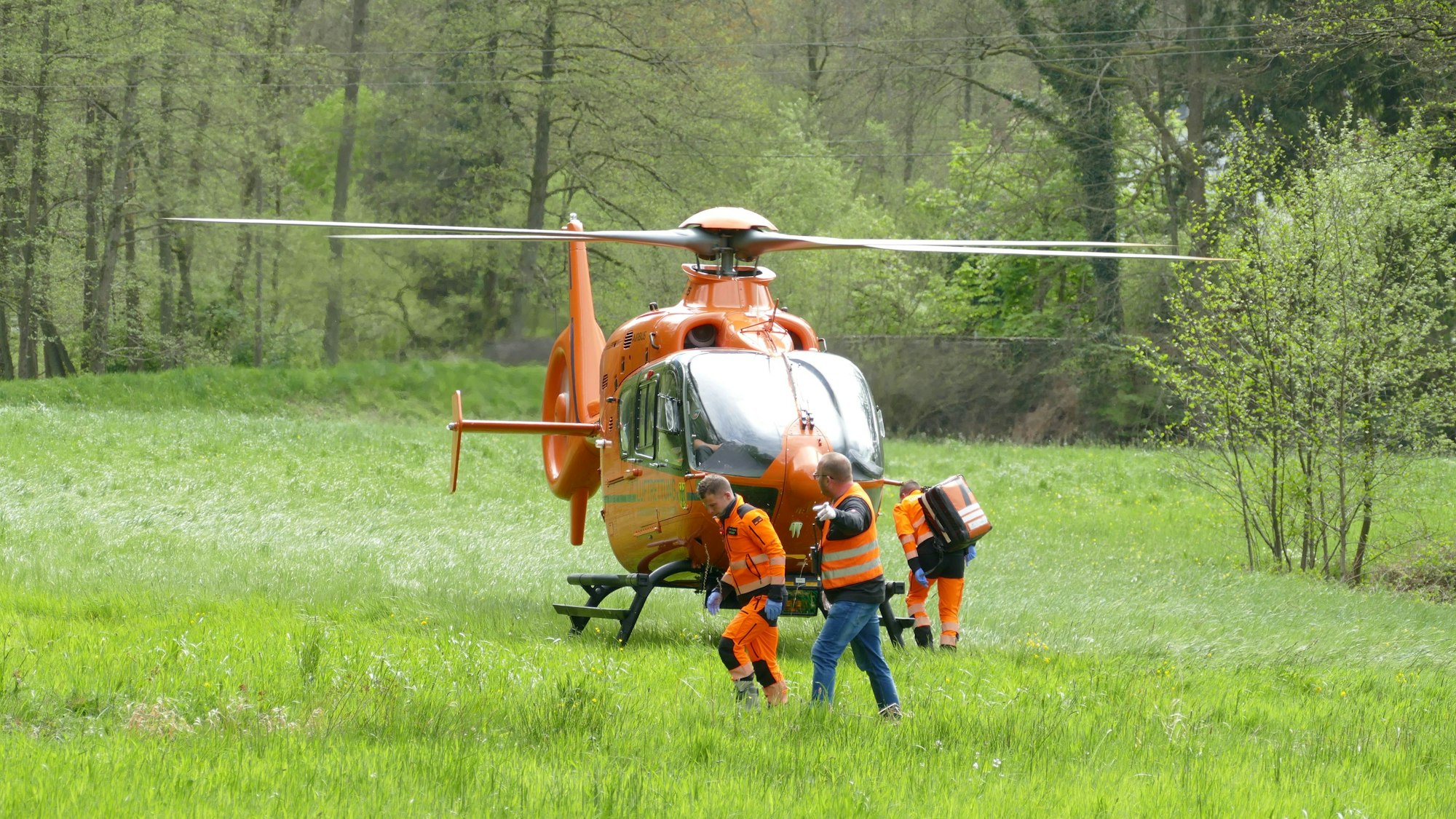 Ein Rettungshubschrauber landete auf der Wiese.