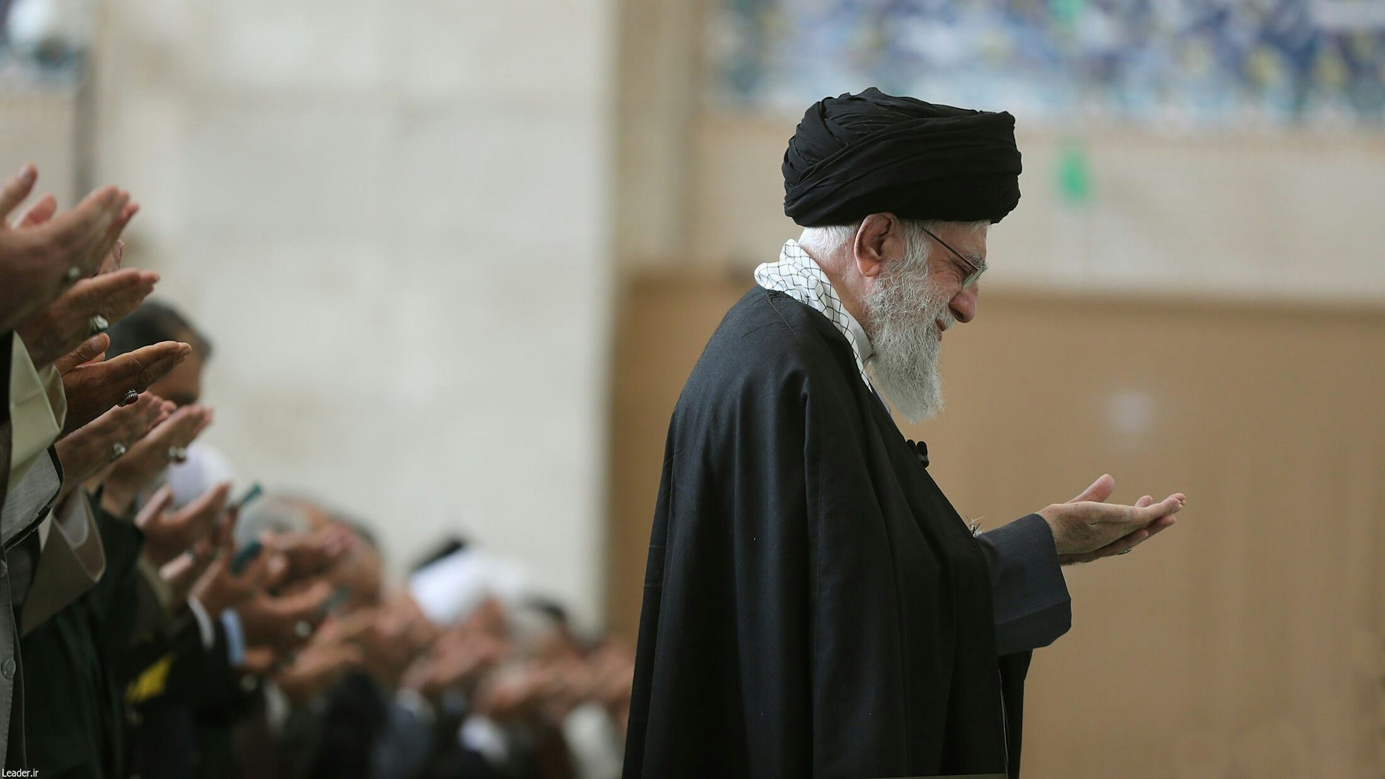 Ajatollah Ali Chamenei (r), Religionsführer des Iran, leitet das Eid al-Fitr-Gebet.