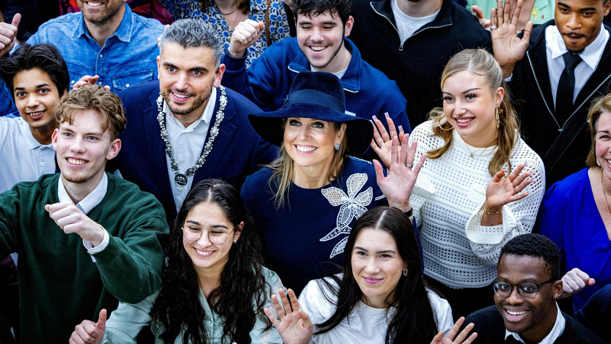 Königin Maxima der Niederlande (m) posiert in der Mitte der Menge während des Starts des Amsterdamer Praktikantenpakts MBO in Capital C. in Amsterdam.