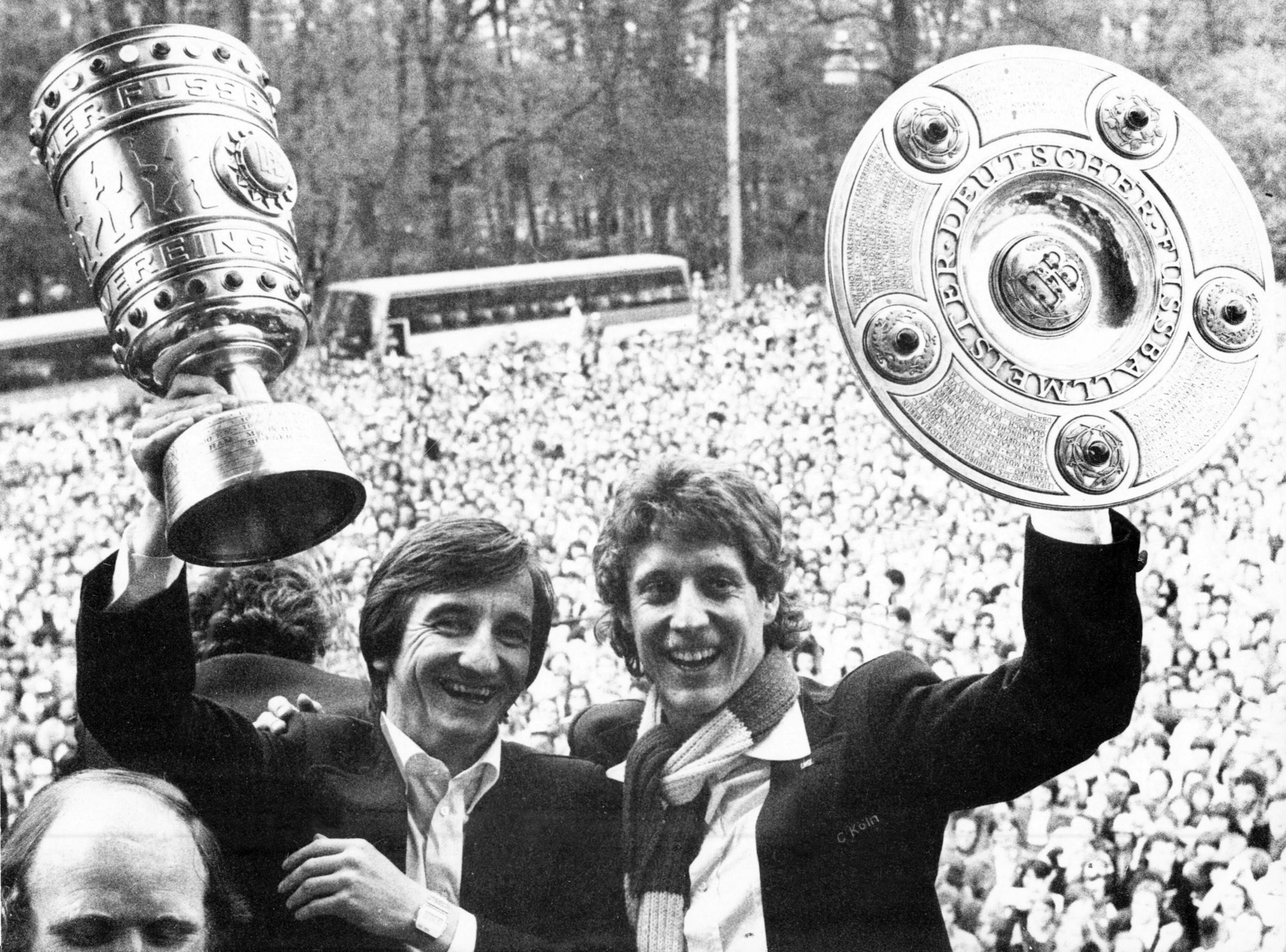 Siegerbild, zwei Spieler mit Pokalen: Deutscher Meister 1978 Hannes Löhr steht links und Torwart Harald -Toni- Schumacher beide 1. FC Köln feiern 1977/1978 das Double mit DFB Pokal und Meisterschale.