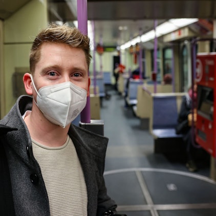 Ein Mann mit Maske in der U-Bahn