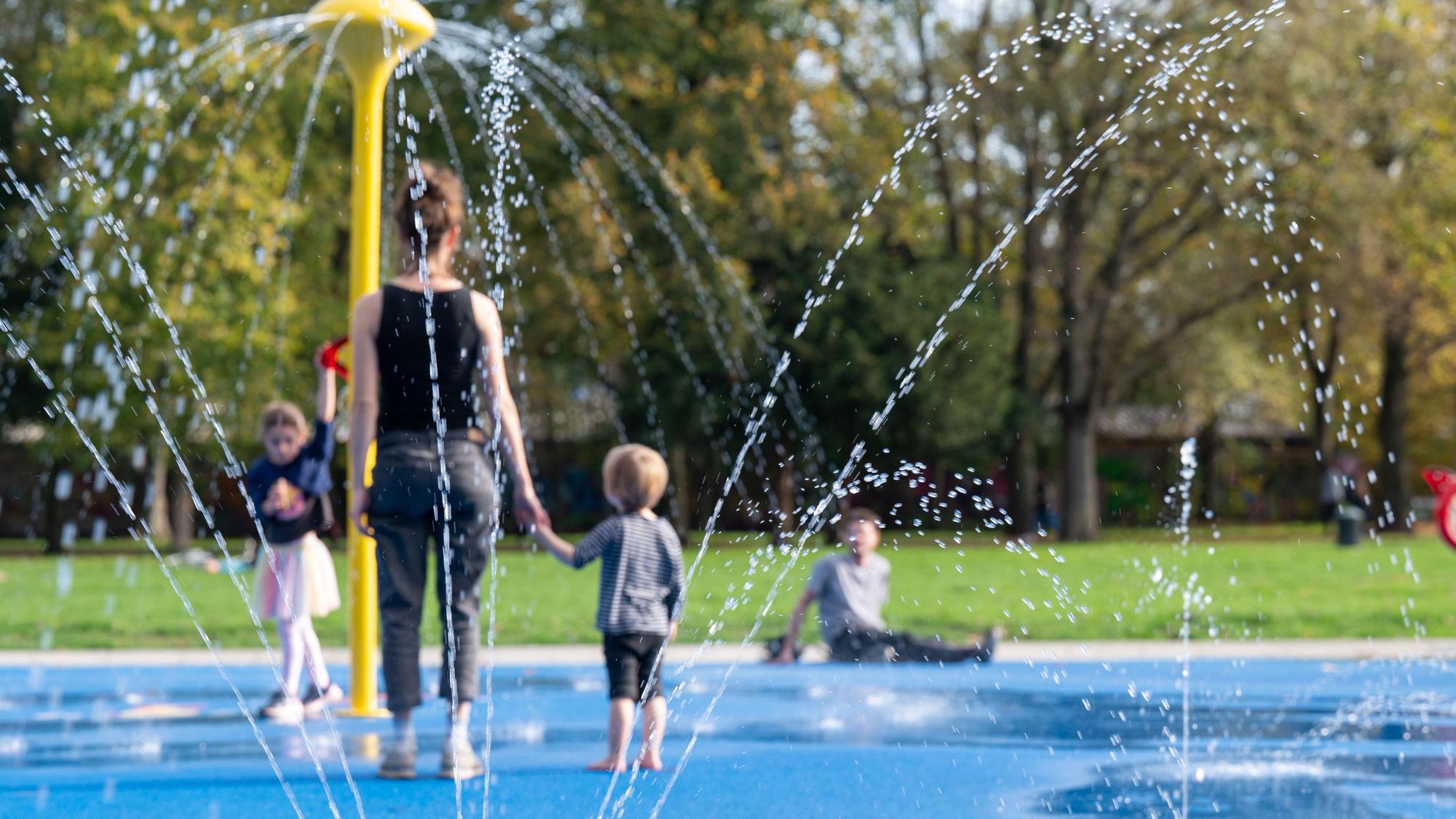 Der Druck auf Kölns Grünflächen und Spielplätze würde mit einer weiteren Verdichtung der Stadt zunehmen. Hier der Wasserspielplatz im Stadtgarten.