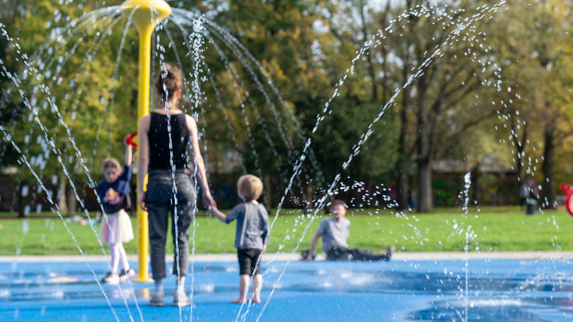 Der Druck auf Kölns Grünflächen und Spielplätze würde mit einer weiteren Verdichtung der Stadt zunehmen. Hier der Wasserspielplatz im Stadtgarten.