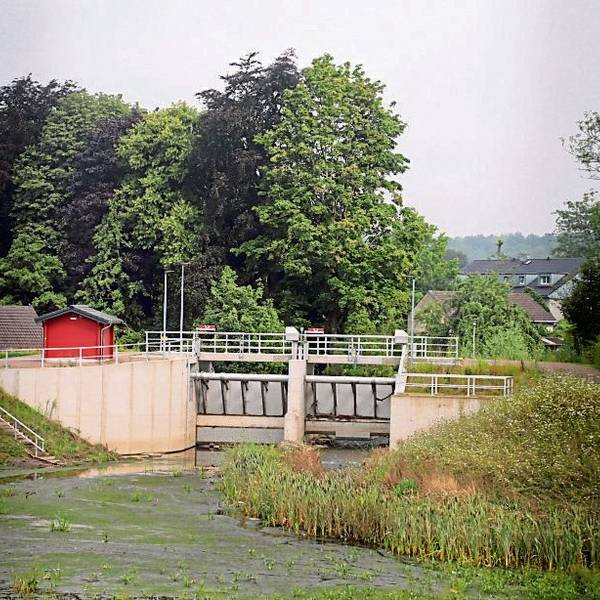 Man sieht die Strunde, die durch das Bauwerk mit geöffnetem Schieber fließt.