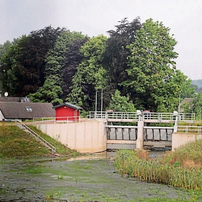 Man sieht die Strunde, die durch das Bauwerk mit geöffnetem Schieber fließt.