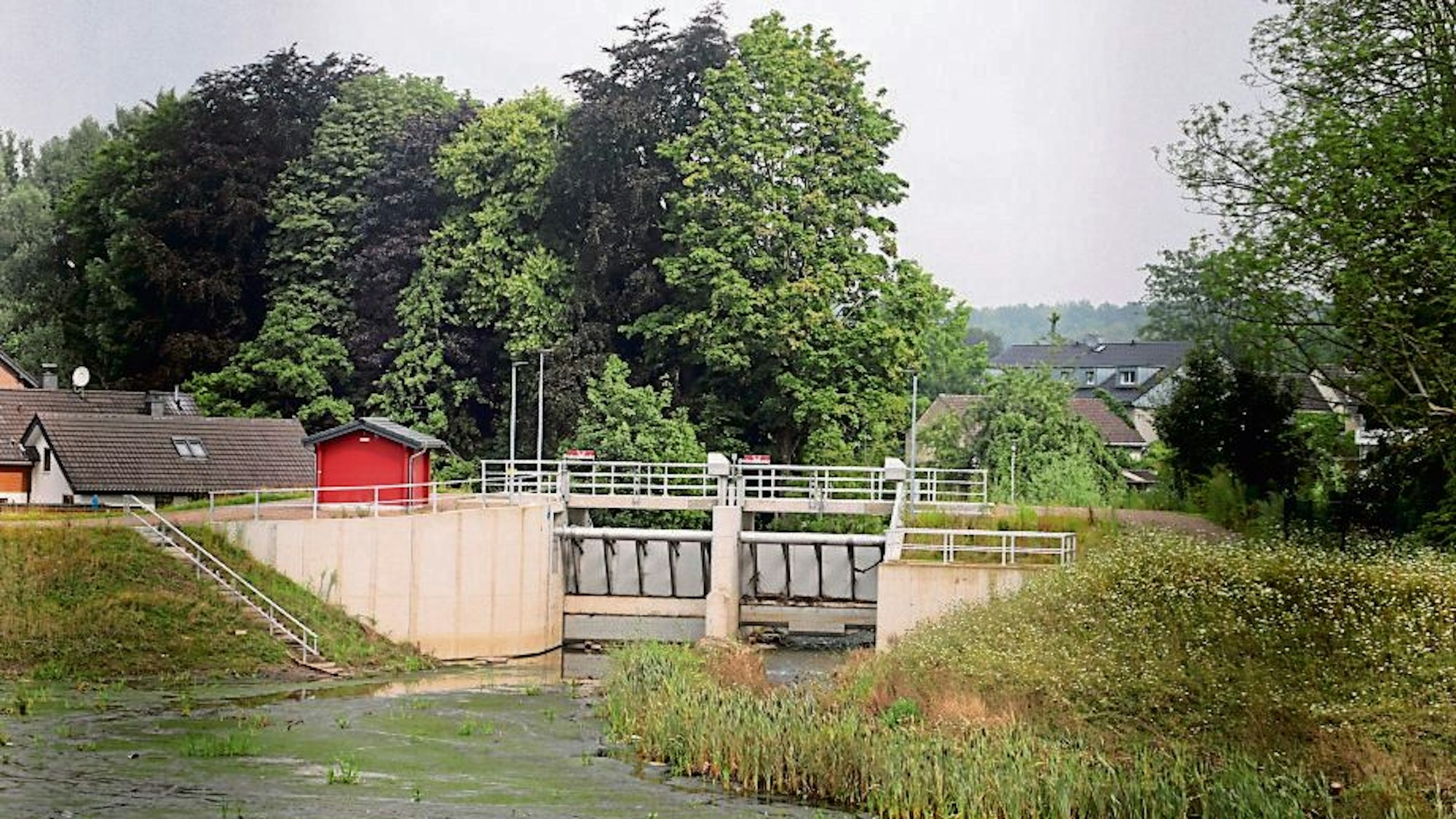 Man sieht die Strunde, die durch das Bauwerk mit geöffnetem Schieber fließt.