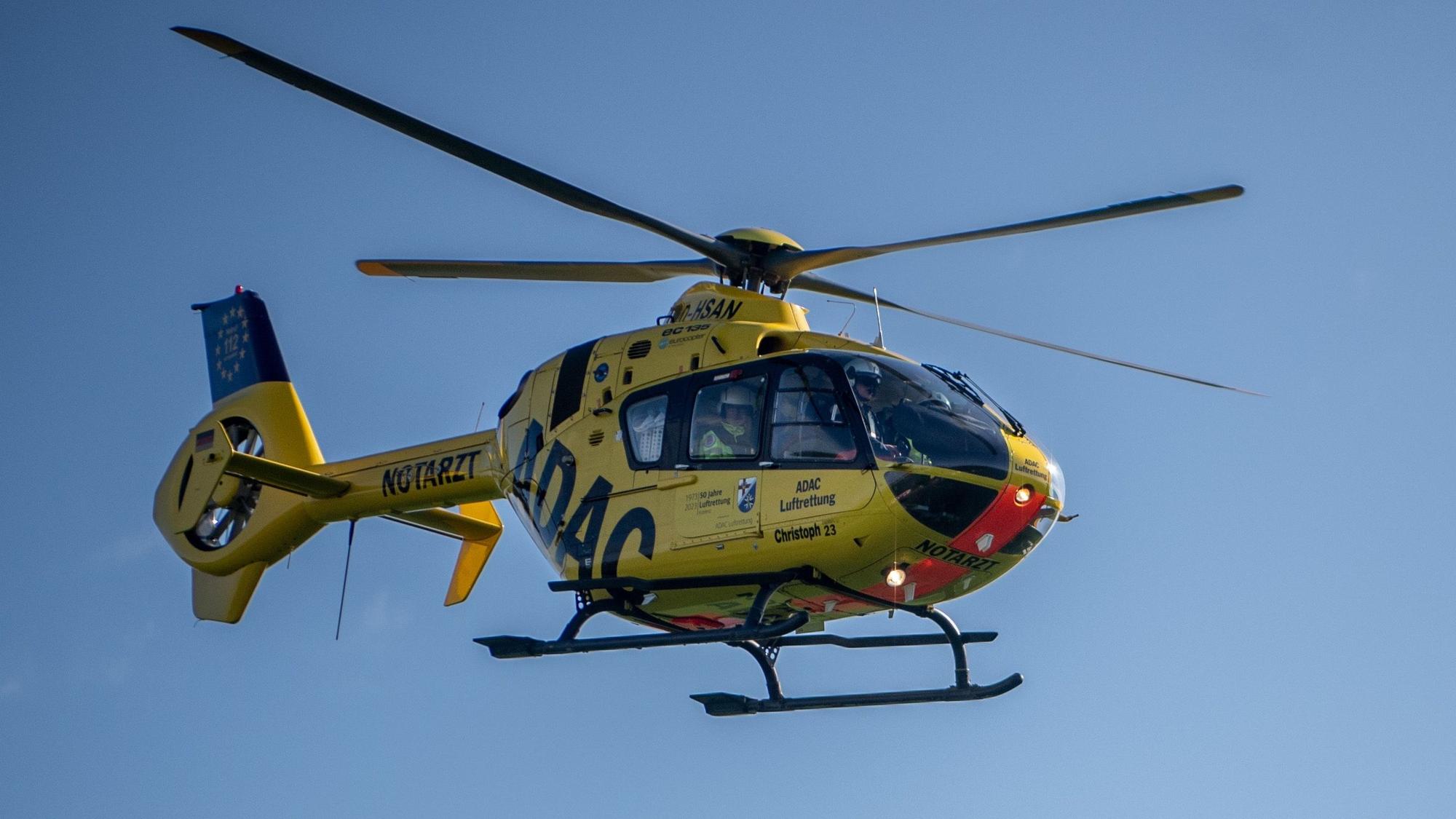 Das Bild zeigt einen Rettungshubschrauber in der Luft.