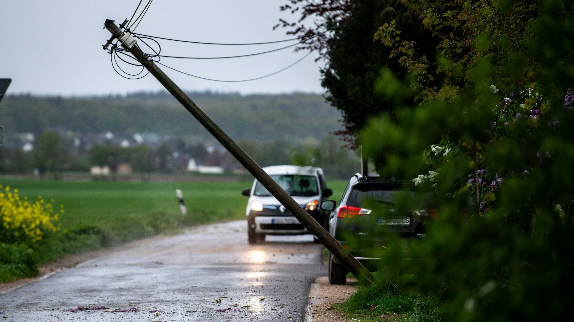 Das Bild zeigt den abgeknickten Telefonmast an der Straße Tomberger Mühle zwischen Stotzheim und Kuchenheim.