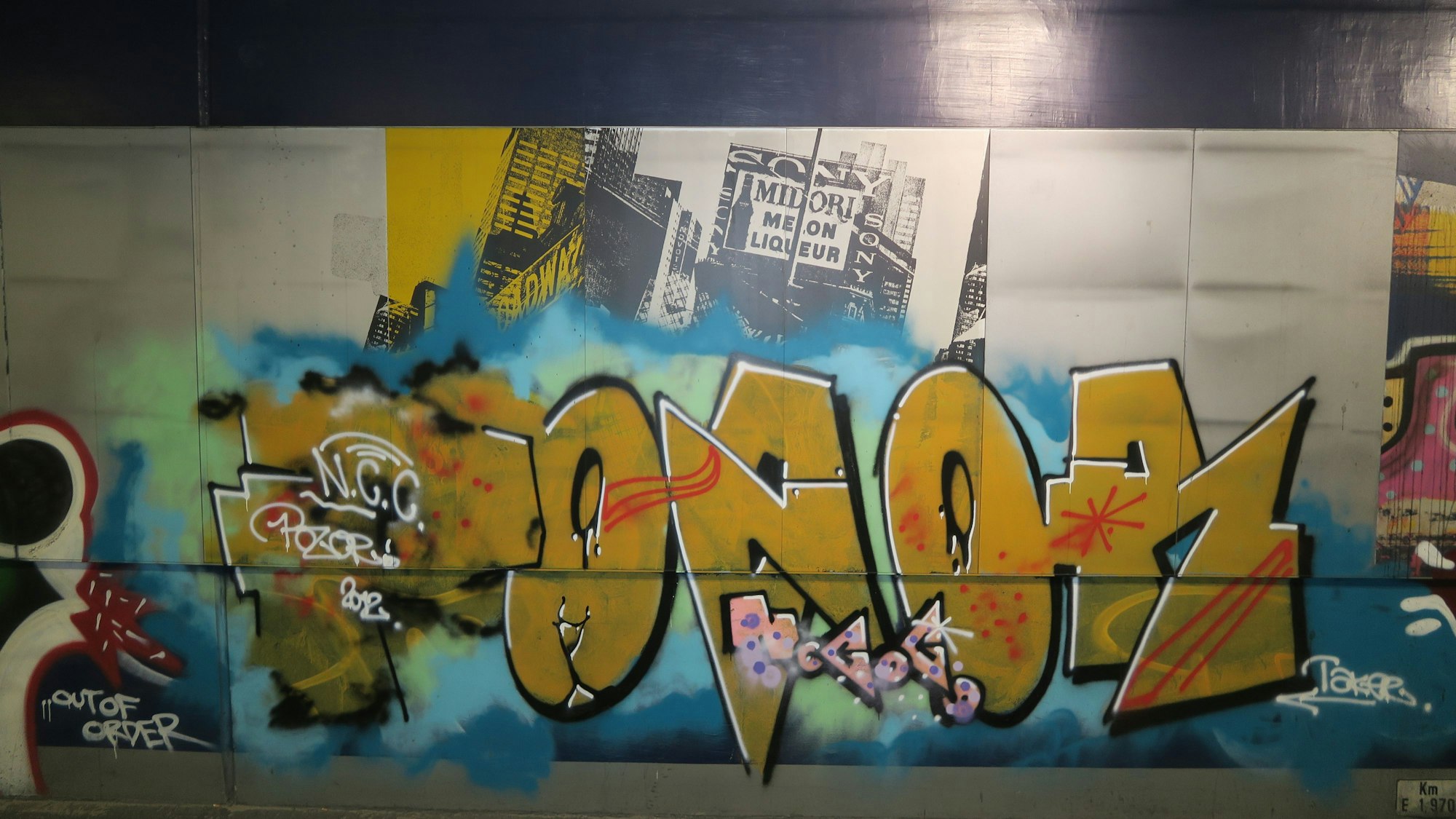 Bilder aus der U-Bahn-Haltestelle Piusstraße von von Graffiti überdeckten Tafeln des Kunstwerks.