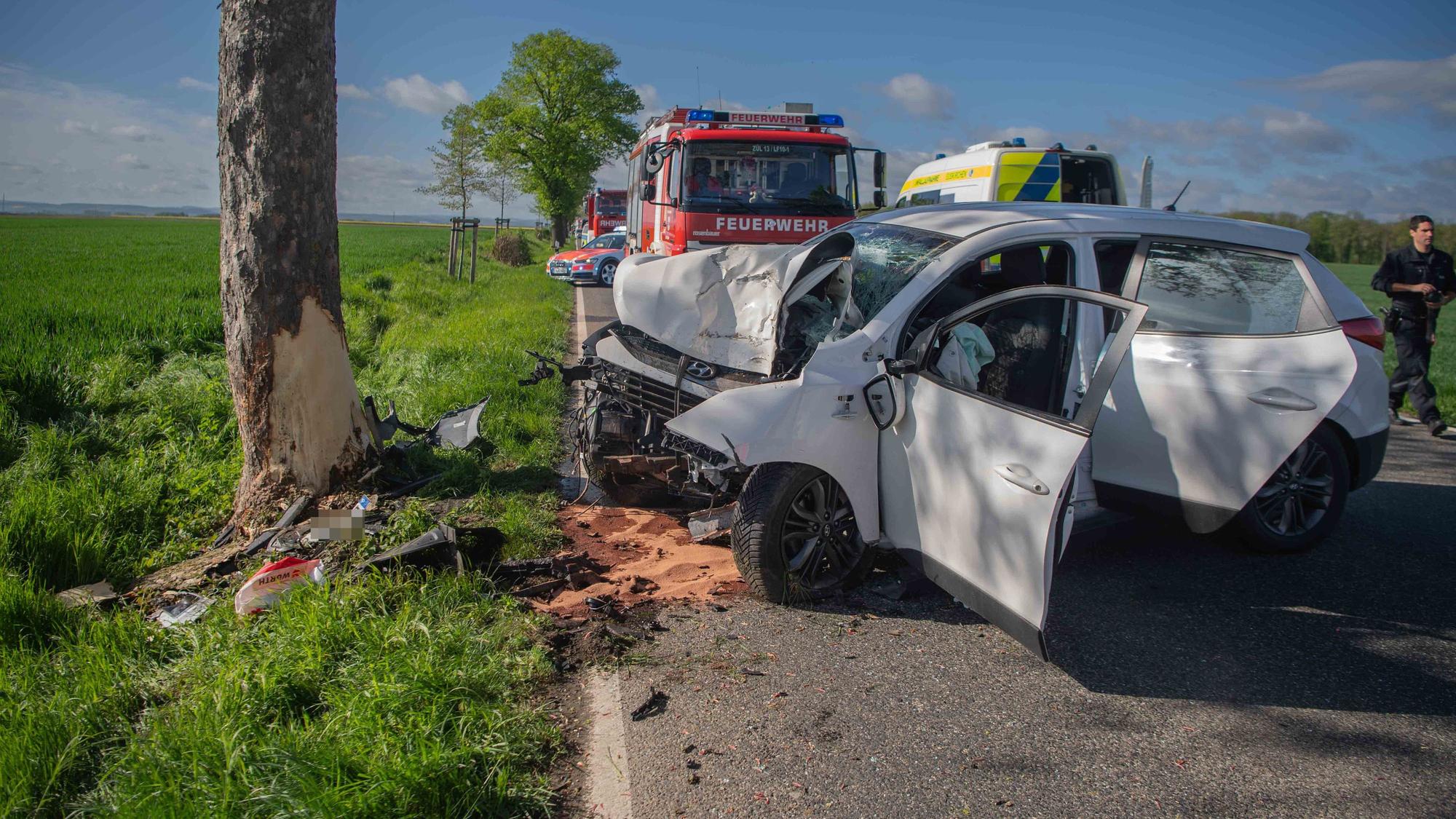Das Bild zeigt den stark verformten Hyundai an der Unfallstelle.