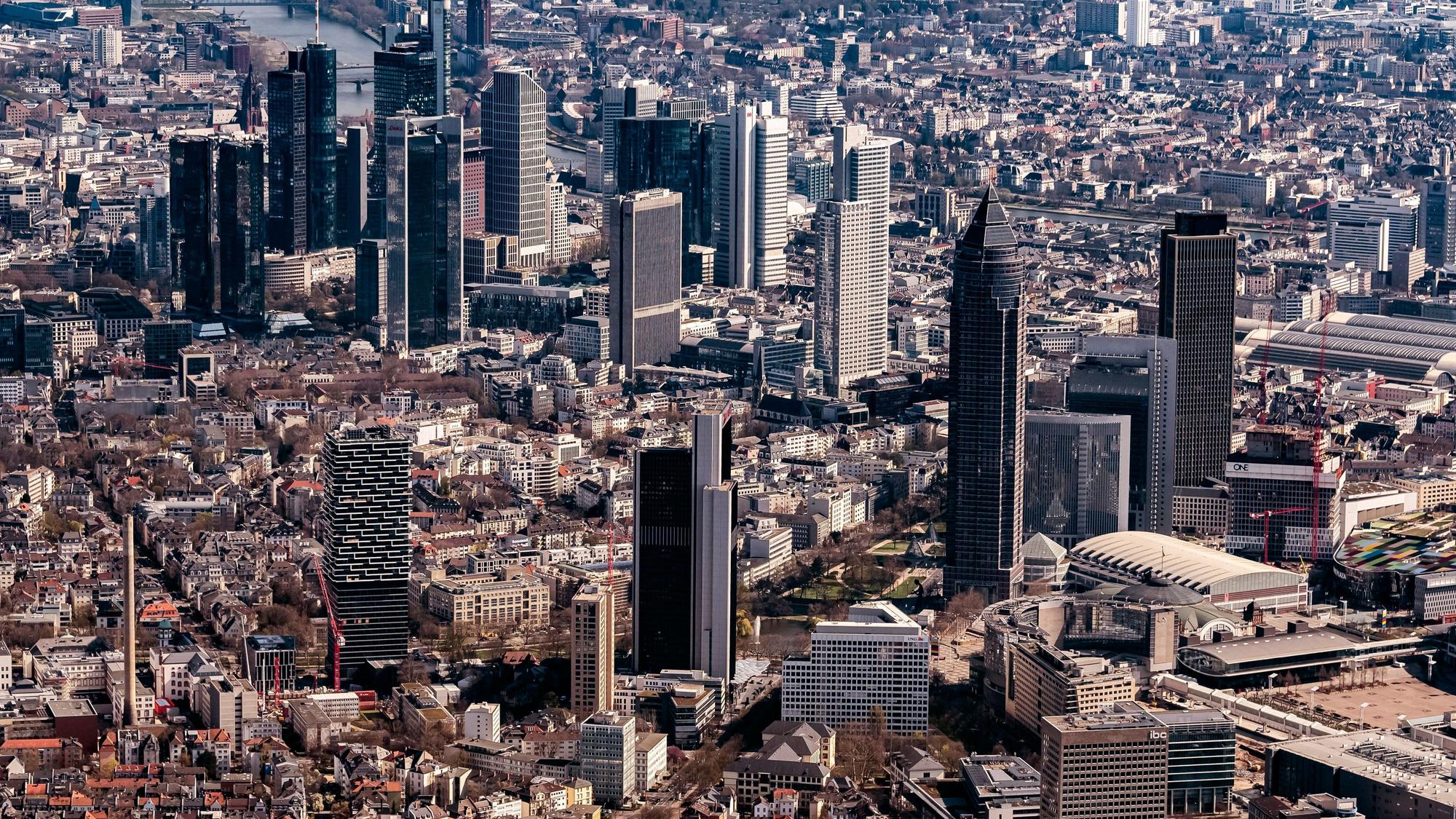 Die Innenstadt von Frankfurt am Main. Hier hingen Arbeiter in einer Gondel fest.