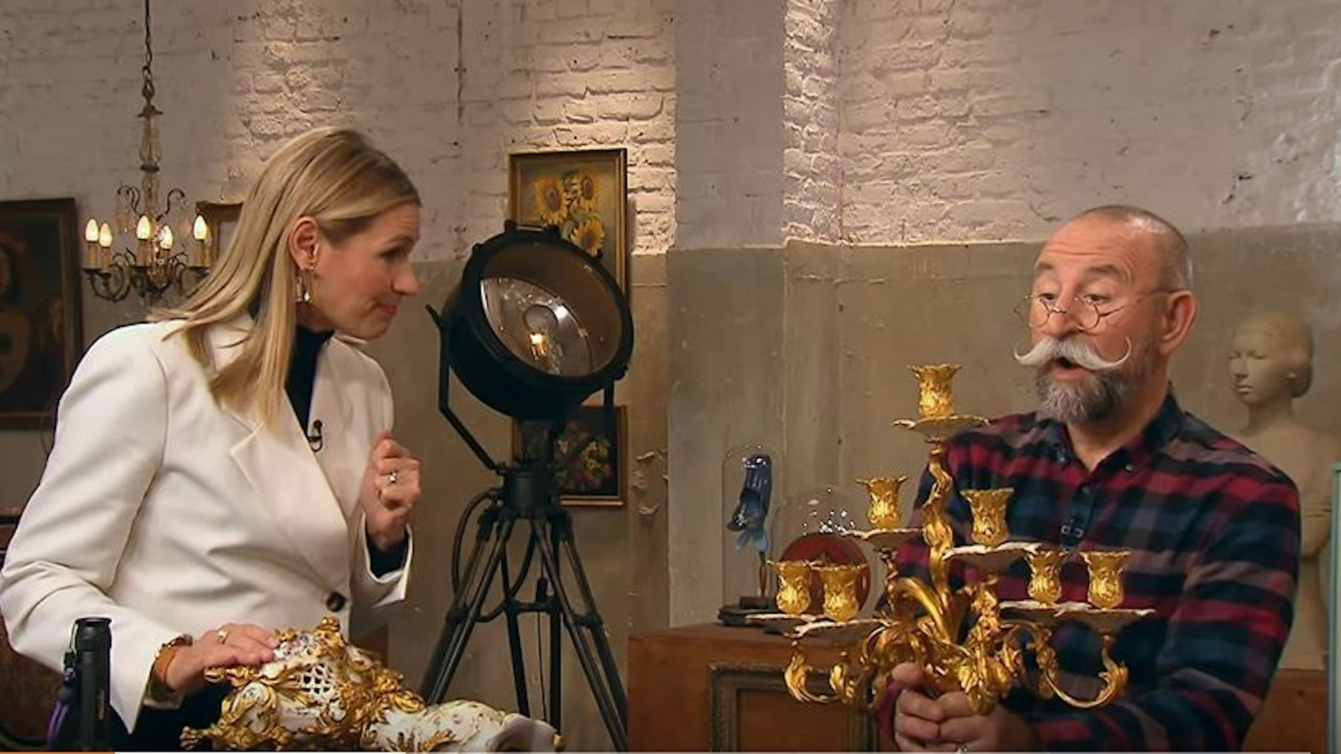 Moderator Horst Lichter (r.) muss bei der Bares für Rares-Expertise von Dr. Bianca Berding (l.) assistieren.