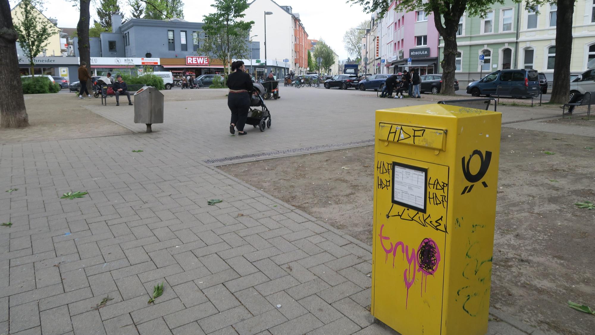 Am Veilchendienstag wegen Veedels-Zoch gesperrt: der Briefkasten auf dem Lenauplatz ist aber seit Aschermittwoch wieder regulär in Betrieb. Foto: Hermans