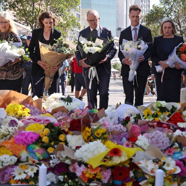 Der australische Regierungschef Anthony Albanese und weitere Regierungsmitglieder legen Blumen am Tatort in Sydney nieder.