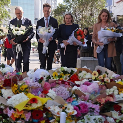 Der australische Regierungschef Anthony Albanese und weitere Regierungsmitglieder legen Blumen am Tatort in Sydney nieder.