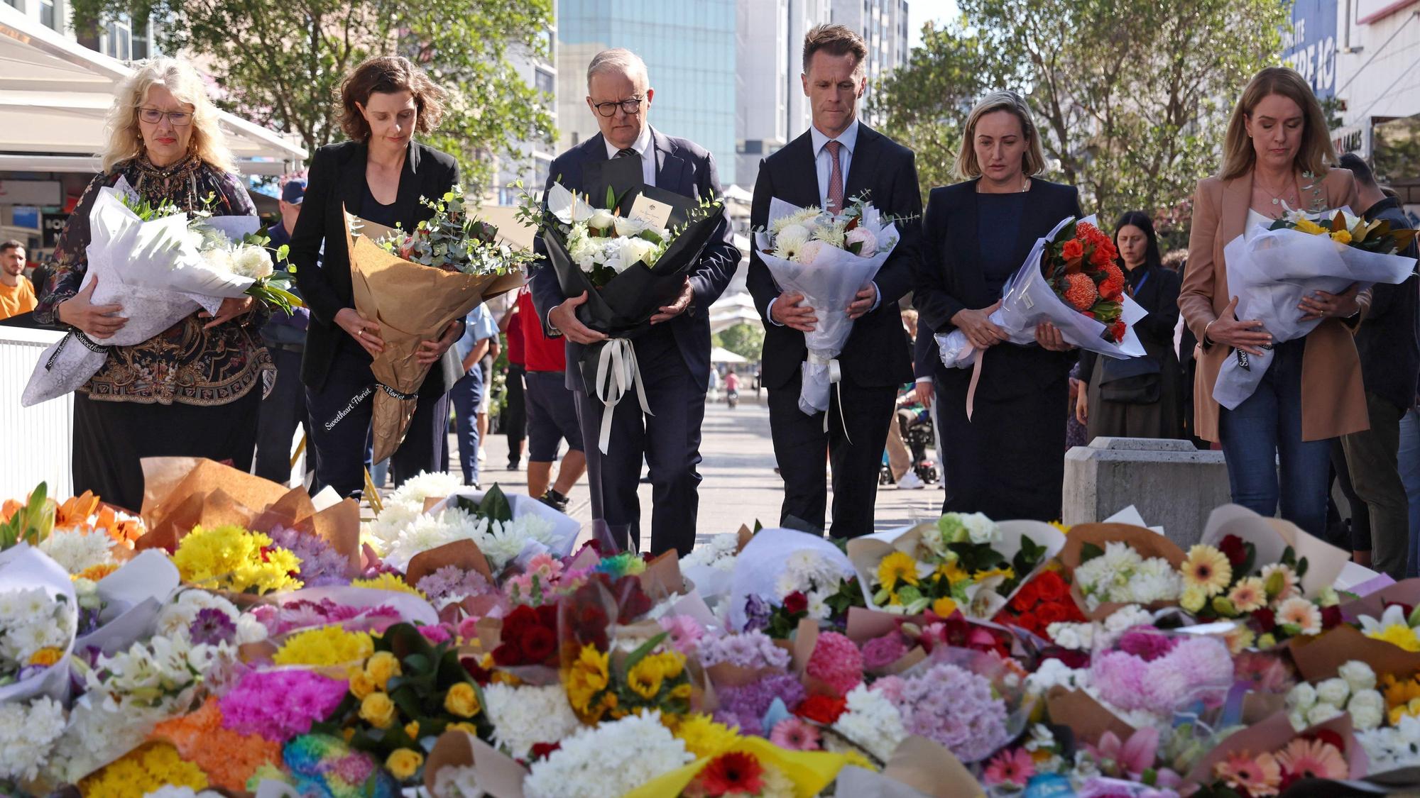 Der australische Regierungschef Anthony Albanese und weitere Regierungsmitglieder legen Blumen am Tatort in Sydney nieder.