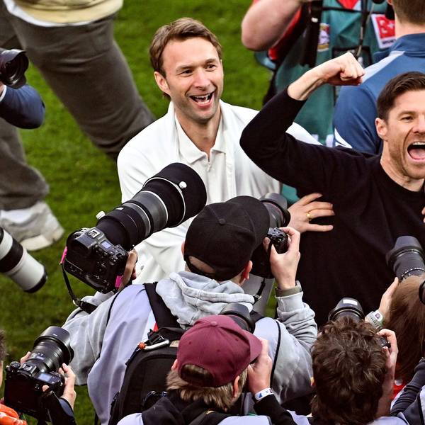 Leverkusens Trainer Xabi Alonso (r.) und Sportchef Simon Rolfes jubeln über den Gewinn der Deutschen Meisterschaft.