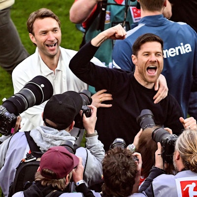 Leverkusens Trainer Xabi Alonso (r.) und Sportchef Simon Rolfes jubeln über den Gewinn der Deutschen Meisterschaft.