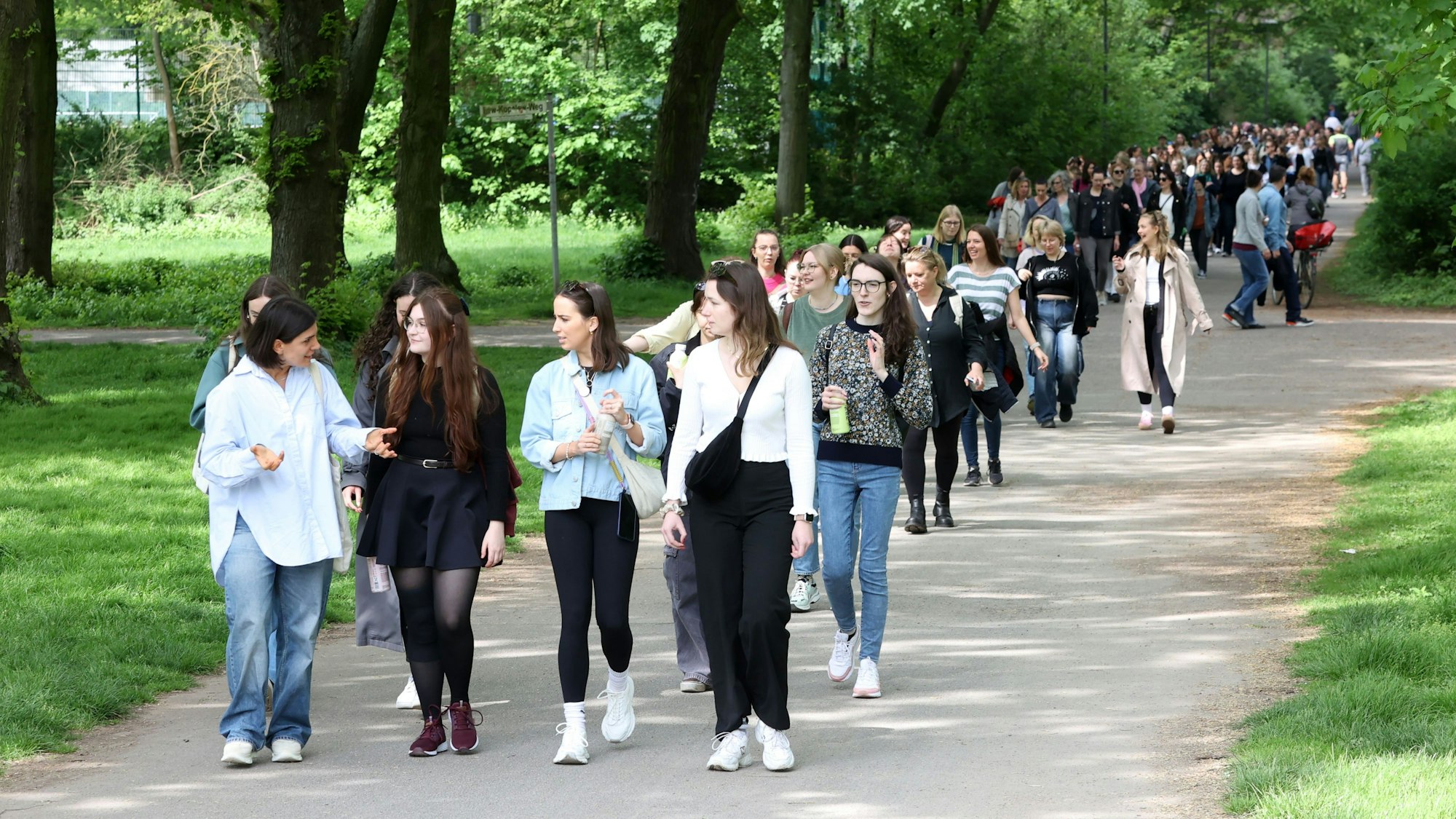 Die Cologne Girls Walking & Talking spazieren durch Köln.