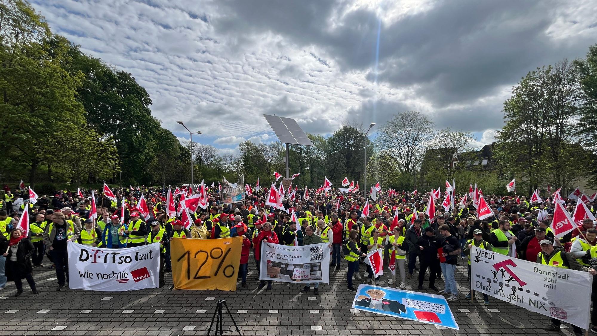 Menschen bei einer Demo.