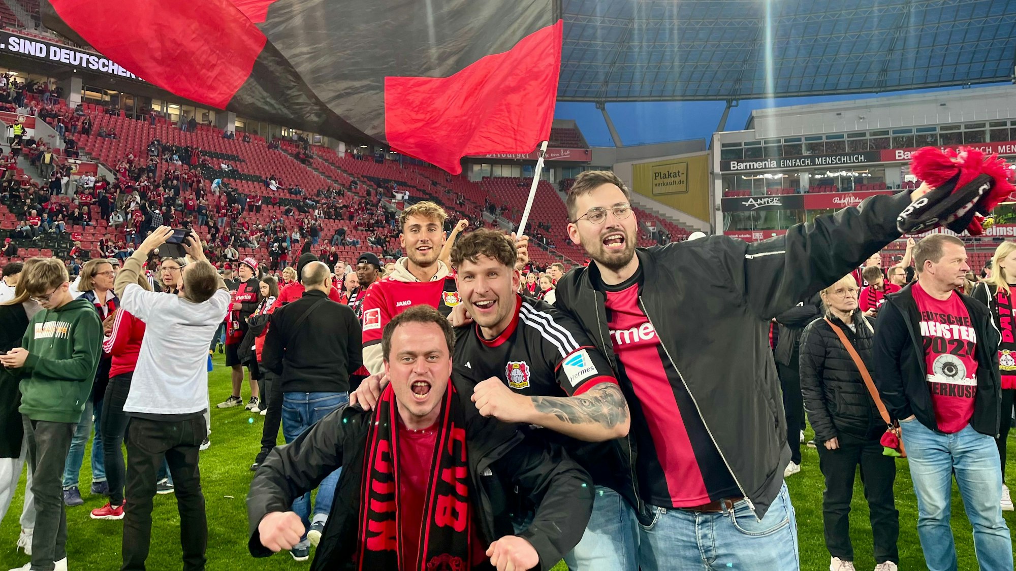 Feiernde Männer auf dem Spielfeld