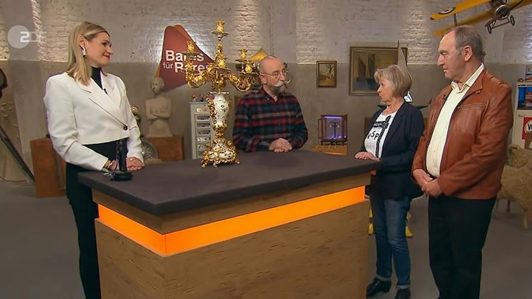 Das Ehepaar Müller aus Neunkirchen-Seelscheid (v.l.) bei Bares für Rares neben Horst Lichter und Bianca Berding.