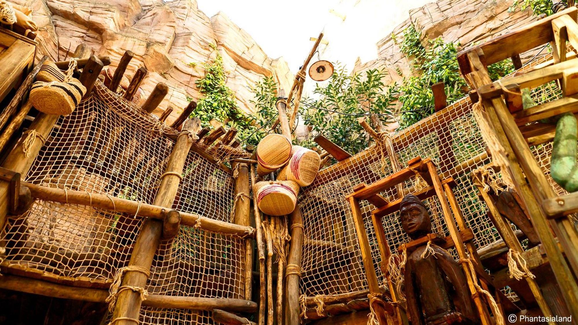 Mopti’s Monkey Depot: Kletterspielplatz aus Holz mit Netzen.