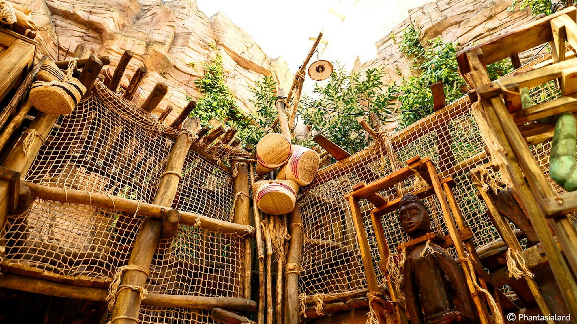 Mopti’s Monkey Depot: Kletterspielplatz aus Holz mit Netzen.