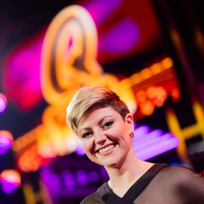 Tahnee steht vor einer Aufzeichnung der „Quatsch Comedy Show“ in den EMG Studios.