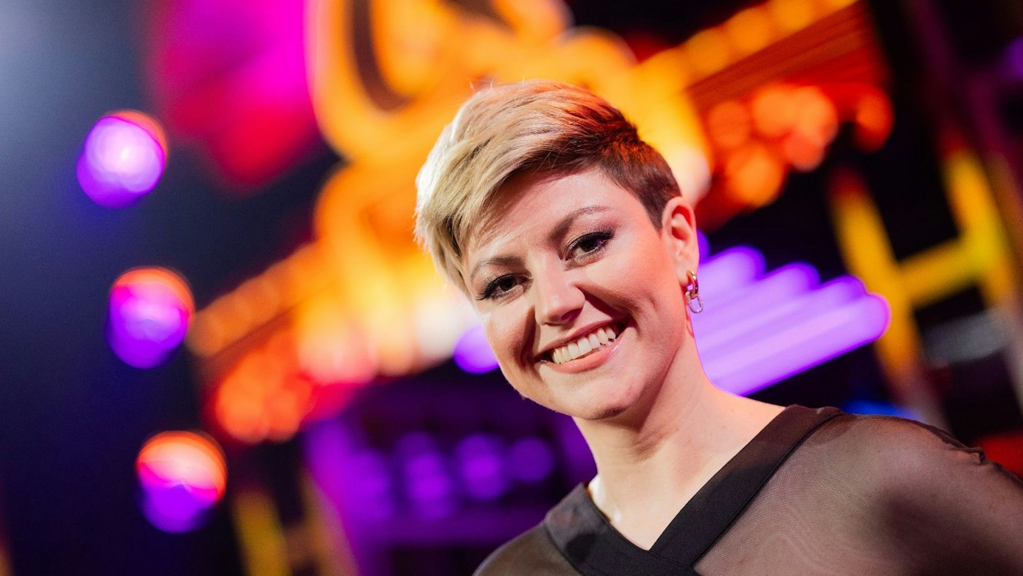 Tahnee steht vor einer Aufzeichnung der „Quatsch Comedy Show“ in den EMG Studios.