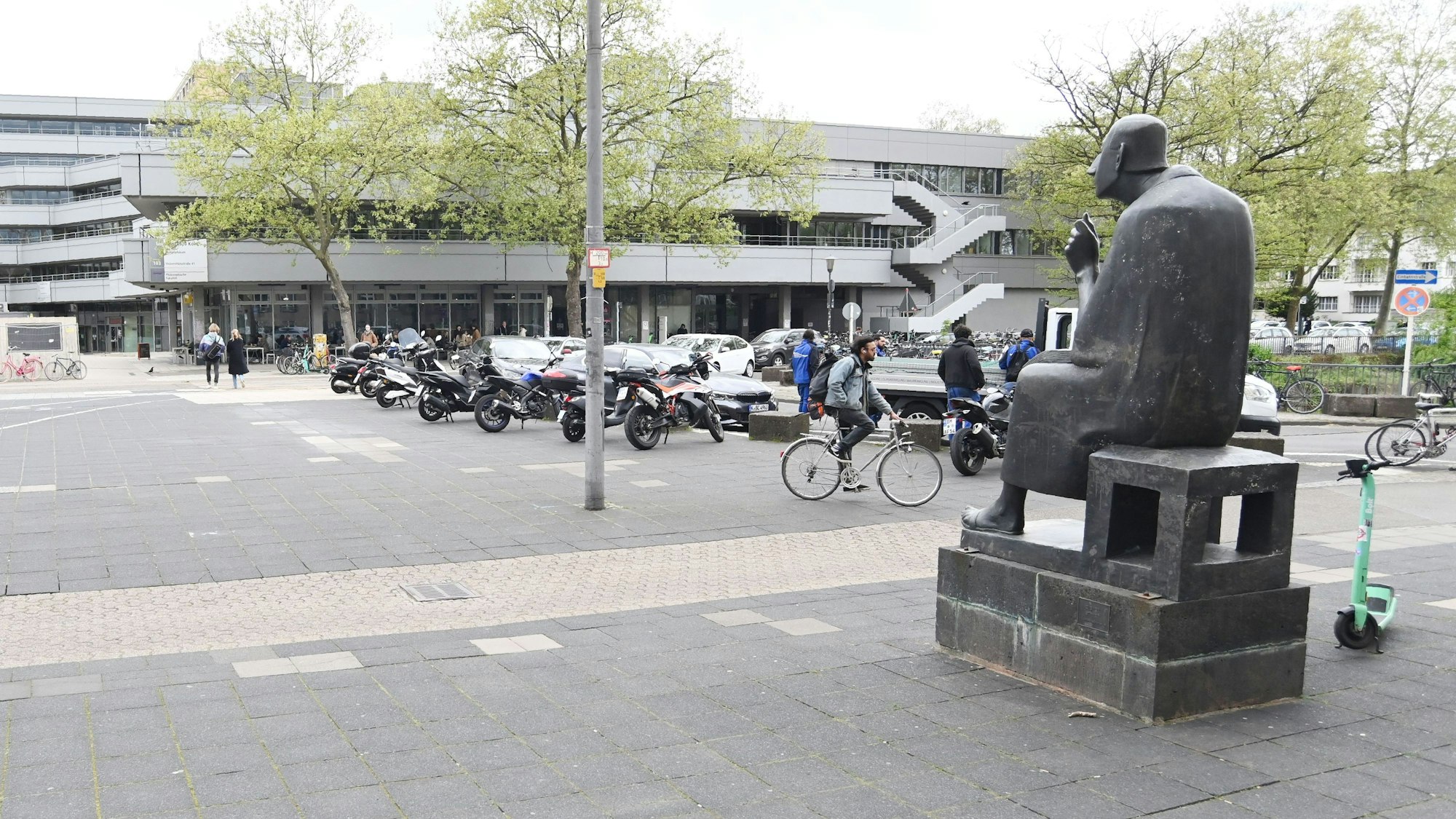 Die Rad- und Fußwege parallel zur Universitätsstraße sowie die Fläche auf der Brücke gehören der Stadt: Hier sollen Bänke entstehen.