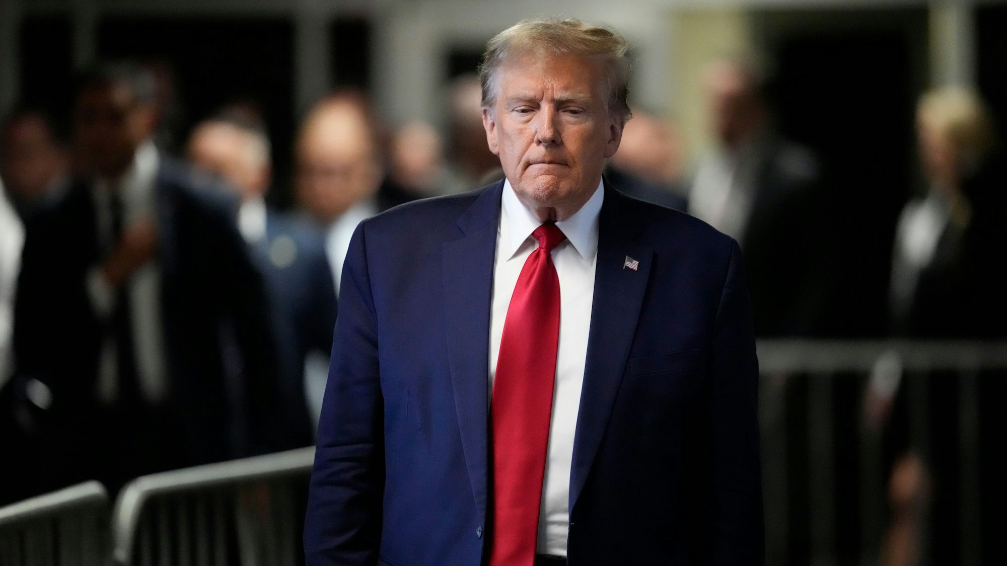 Der ehemalige Präsident Donald Trump verlässt das Strafgericht in Manhattan.