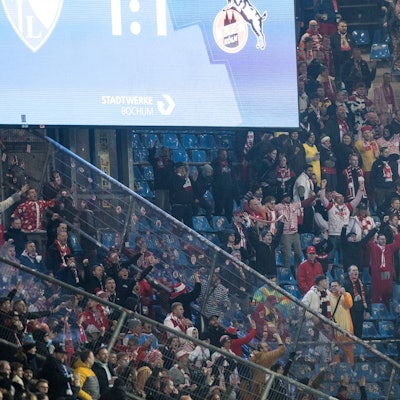 VfL Bochum gegen 1. FC Köln: Einige Plätze im Kölner Block waren leer geblieben, nachdem die aktive Fanszene nach einem Polizeieinsatz geschlossen abgereist ist.