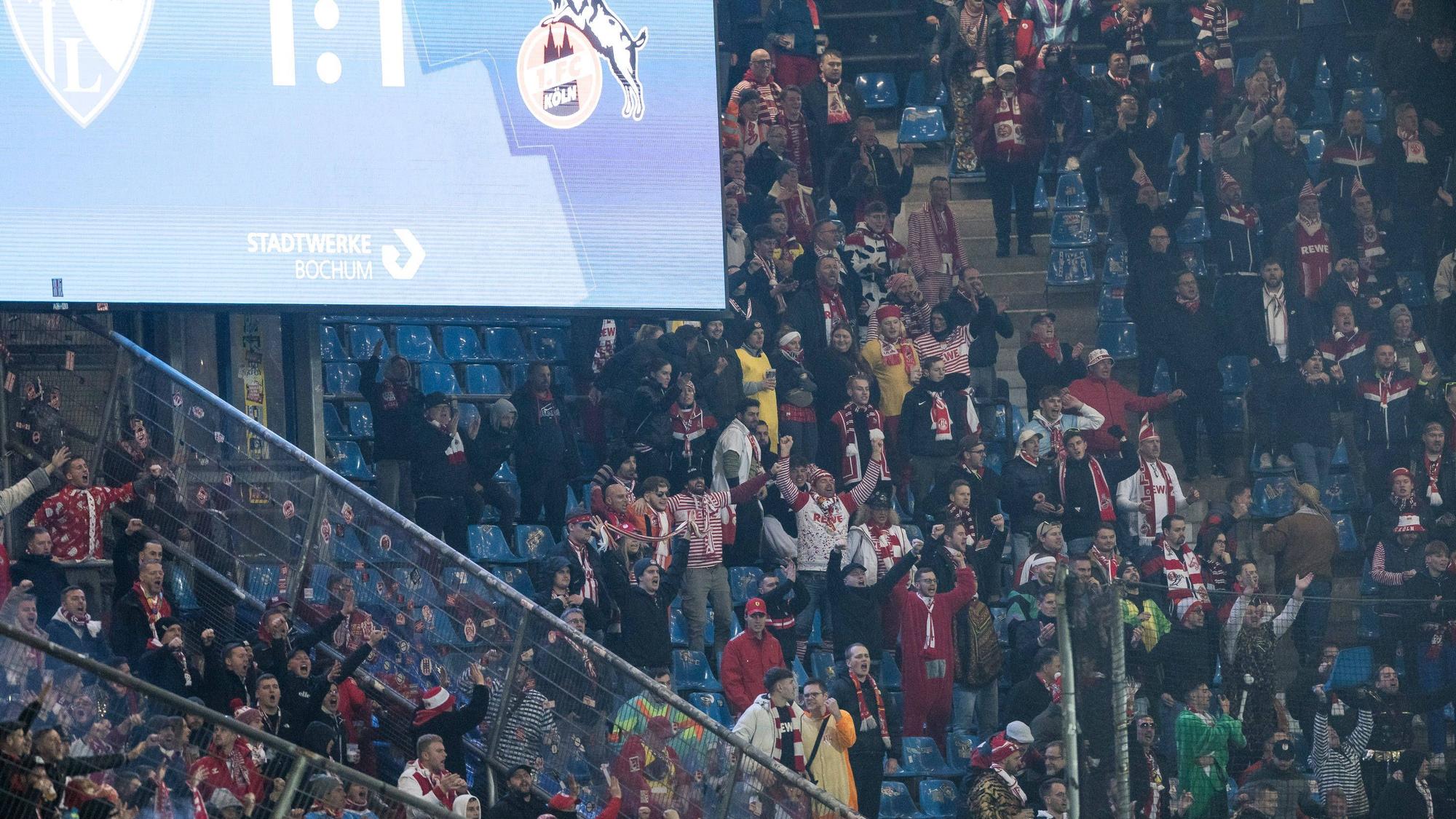 VfL Bochum gegen 1. FC Köln: Einige Plätze im Kölner Block waren leer geblieben, nachdem die aktive Fanszene nach einem Polizeieinsatz geschlossen abgereist ist.