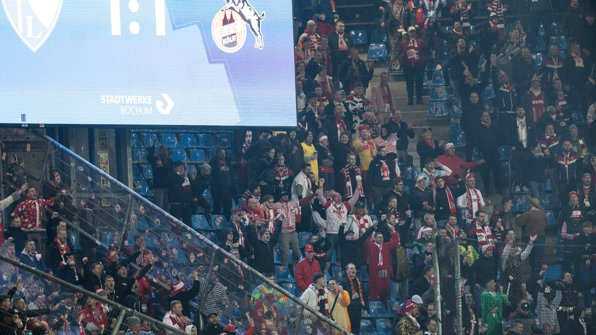 VfL Bochum gegen 1. FC Köln: Einige Plätze im Kölner Block waren leer geblieben, nachdem die aktive Fanszene nach einem Polizeieinsatz geschlossen abgereist ist.