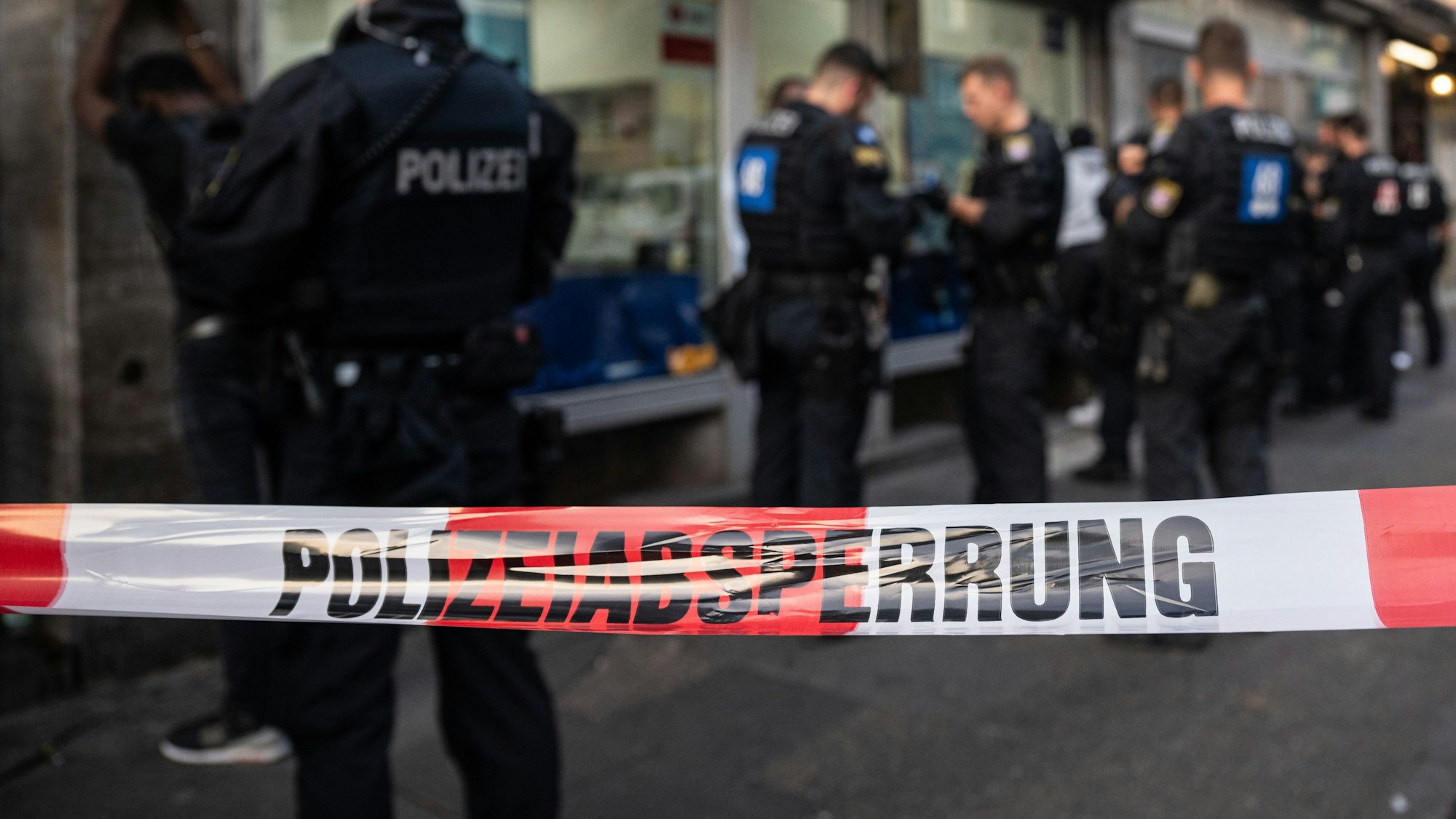ARCHIV - 28.09.2023, Hessen, Frankfurt/Main: Polizisten kontrollieren Verdächtige auf Drogen. Das Bahnhofsviertel gilt als Kriminalitätsschwerpunkt der Bankenmetropole. (zu dpa: «Frankfurt will die Wende im Bahnhofsviertel») Foto: Hannes P Albert/dpa +++ dpa-Bildfunk +++